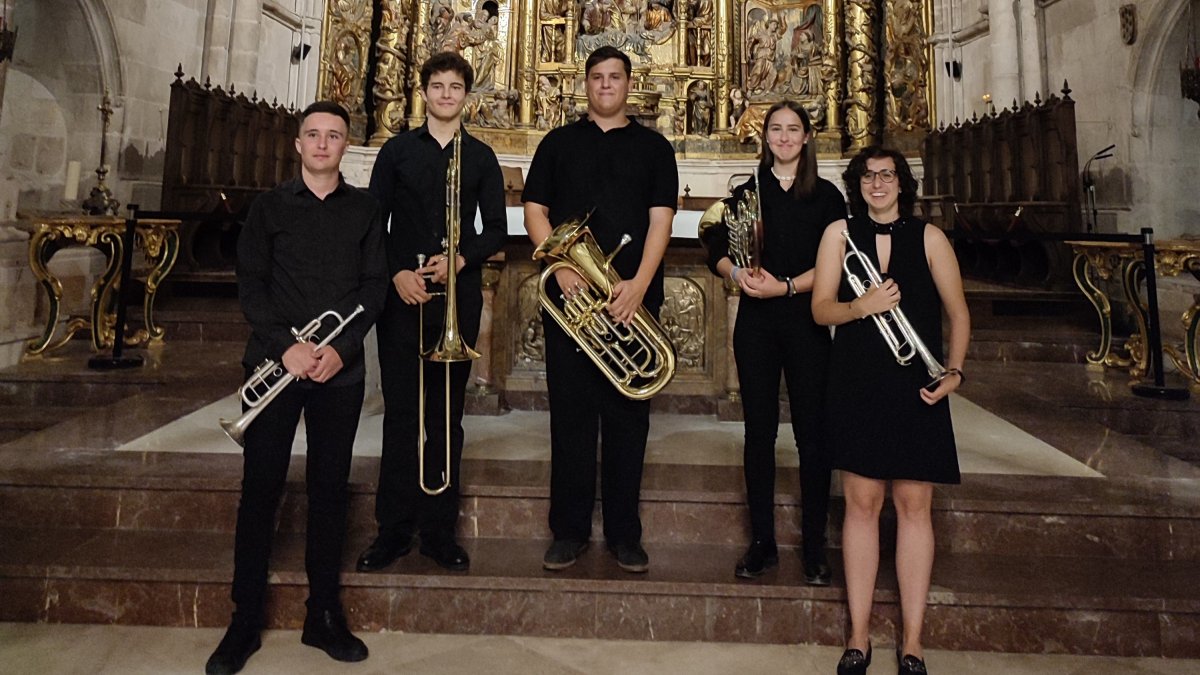 Componentes del quinteto que actuó en la Catedral de El Burgo.-ANA HERNANDO