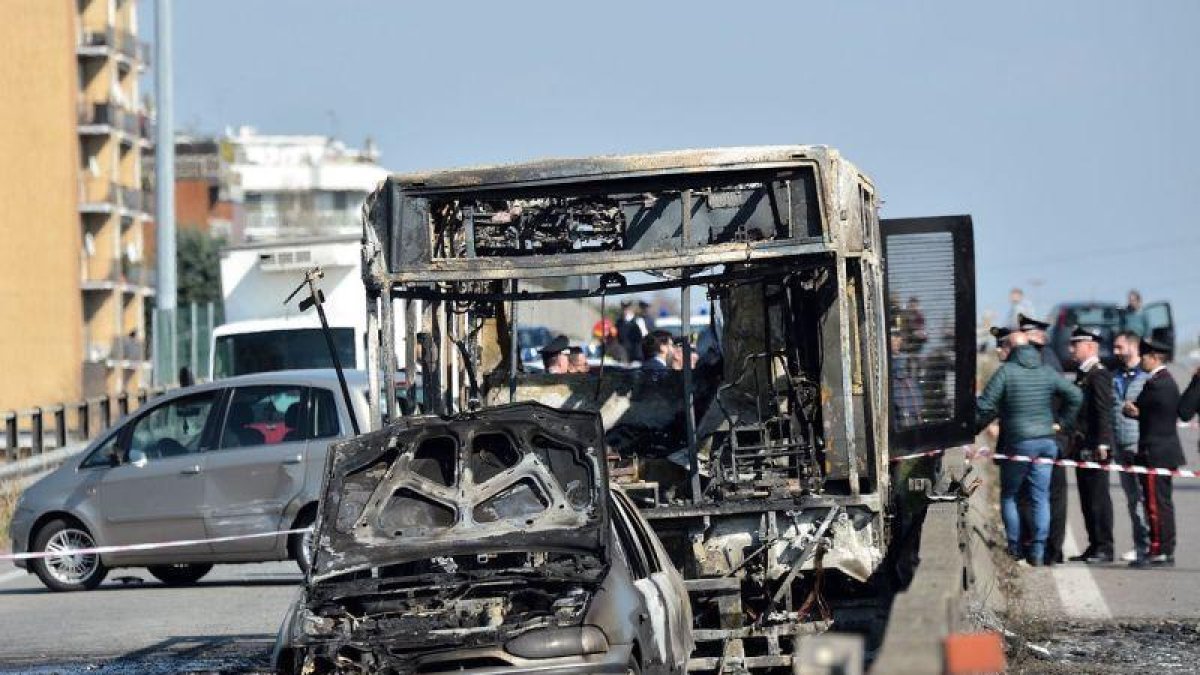 El autobús escolar quemado por el conductor senegalés como protesta por la muerte de migrantes en Italia.-FLAVIO LO SCALZO (AFP)