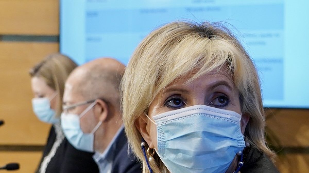 En primer plano, la consejera de Sanidad, Verónica Casado. ICAL