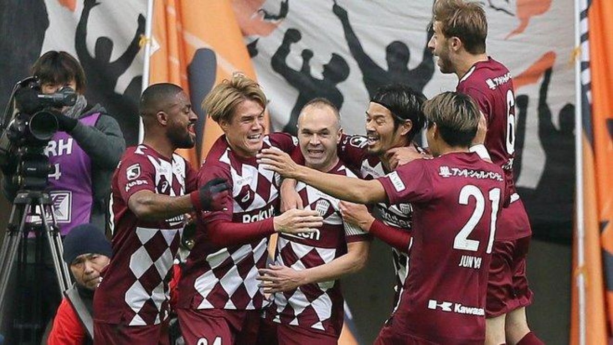 Iniesta es felicitado por sus compañeros tras marcar el 1-0 al Shimizu en la semifinal de la Copa Emperador.-EFE