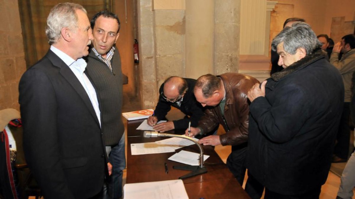 De Miguel y Lozano recogieron ayer firmas de respaldo de sus compañeros con cargos electos-V.G.