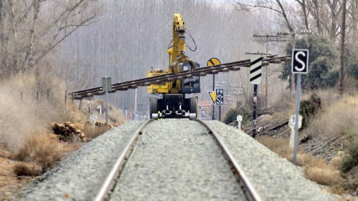 Imagen de archivo de la vía de la Santander-Mediterráneo.-VALENTÍN GUISANDE