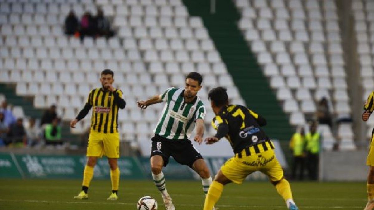 Toni Arranz conduce el balón en un partido del Córdoba. EL Día de Córdoba / M.A, Salas