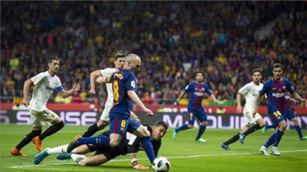 Iniesta en una acción de la pasada final de Copa celebrado en el Wanda Metropolitano entre el Barcelona y el Sevilla.-JORDI COTRINA