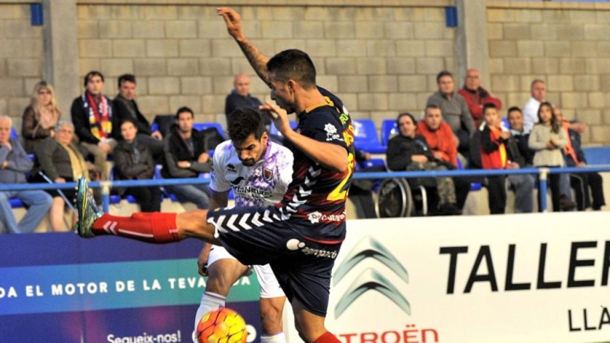 Orfila golpea un balón ante la oposción de un rival.-ÁREA 11