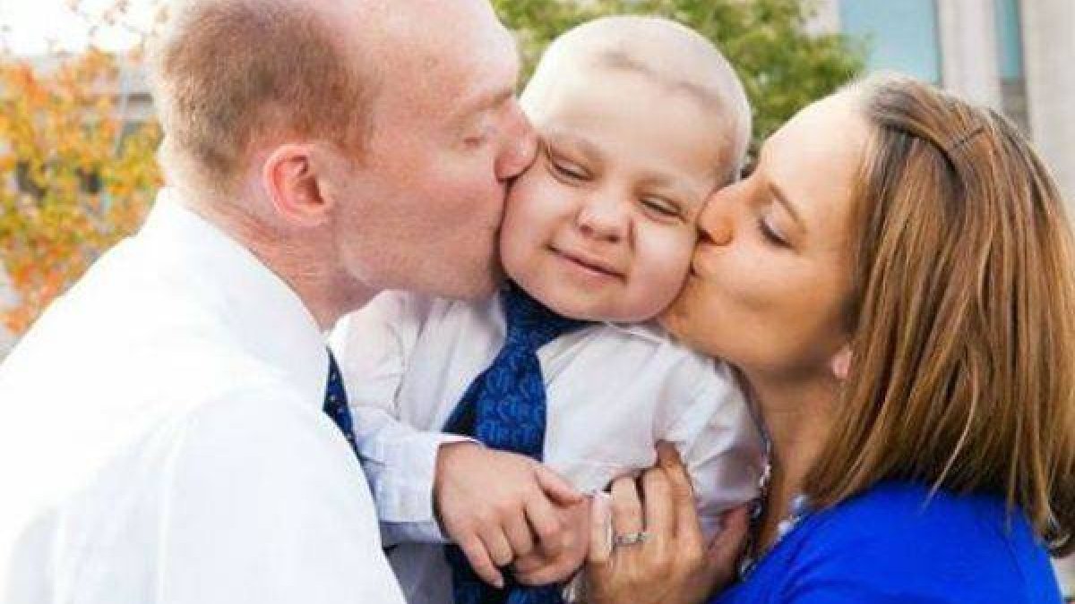 Ethan Van Leuven, con sus padres.-Foto: FACEBOOK