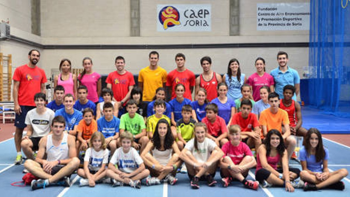 Grupo de jóvenes que participa en el segundo campus de atletismo del Caep Soria. / ÁLVARO MARTÍNEZ-