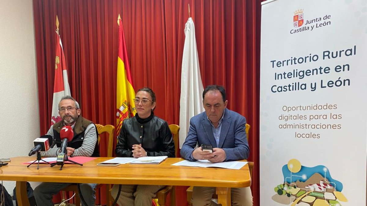 La consejera de Movilidad y Transformación digital, ayer, en Castillejo de Robledo. HDS