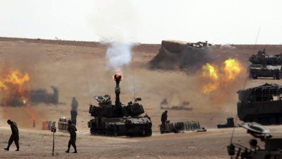 Un cañón de un tanque israelí dispara hacia la Franja de Gaza, en el 2014.-EFE / JIM HOLLANDER