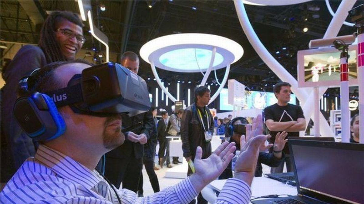 Un hombre prueba las gafas de realidad virtual Oculus Rift en la feria CES de Las Vegas.-REUTERS / STEVE MARCUS
