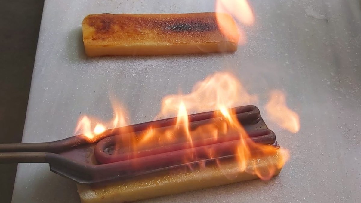 Tostado de una tableta de turrón de yema, uno de los favoritos de la Navidad en Soria. HDS