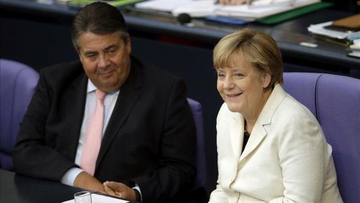 La cancillera alemana, Angela Merkel, con el líder del SPD y vicecanciller, Sigmar Gabriel, su socio de coalición.-AP / MICHAEL SOHN