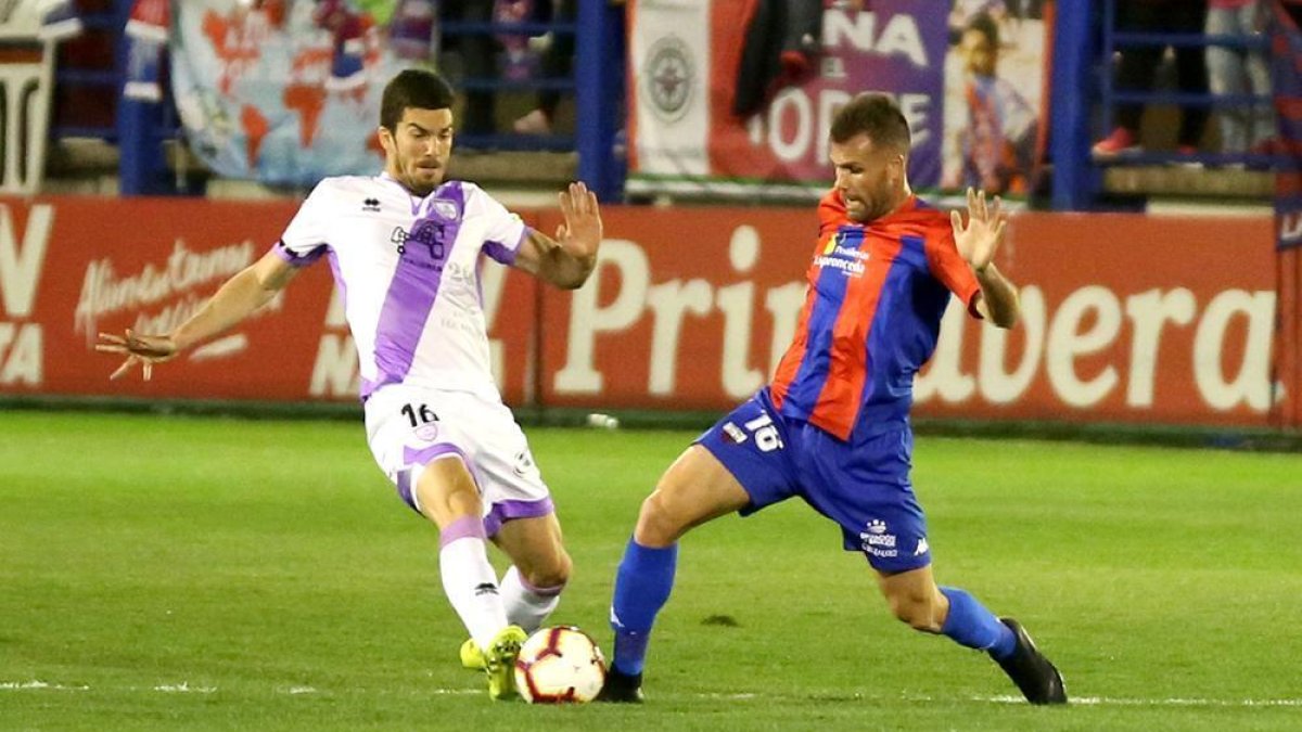Carlos Gutiérrez pugna por el balón con un jugador del Extremadura en la última visita del equipo soriano a Almendralejo. HDS