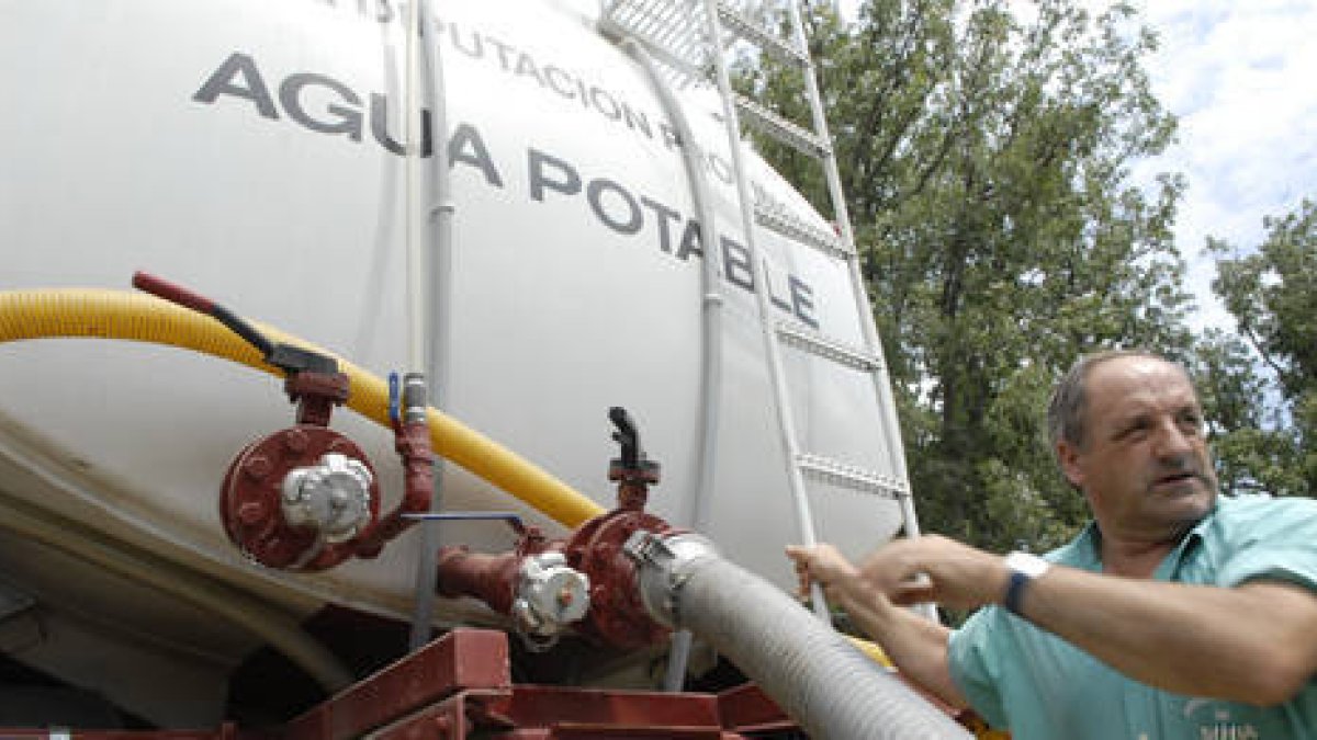 Un camión cisterna de la Diputación Provincial que abastece de agua potable a diferentes puntos de la provincia. / FERNANDO SANTIAGO-