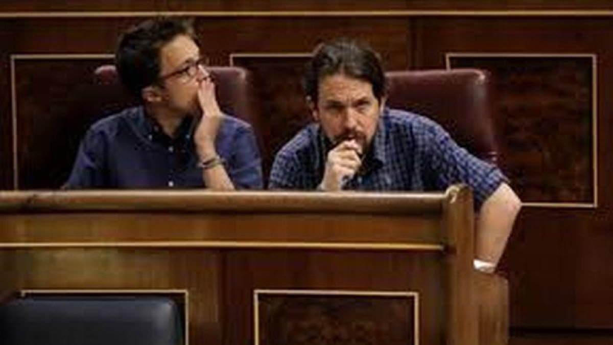 Íñigo Errejón y Pablo Iglesias, durante un pleno del Congreso de los Diputados, en una foto de archivo.-JOSÉ LUIS ROCA