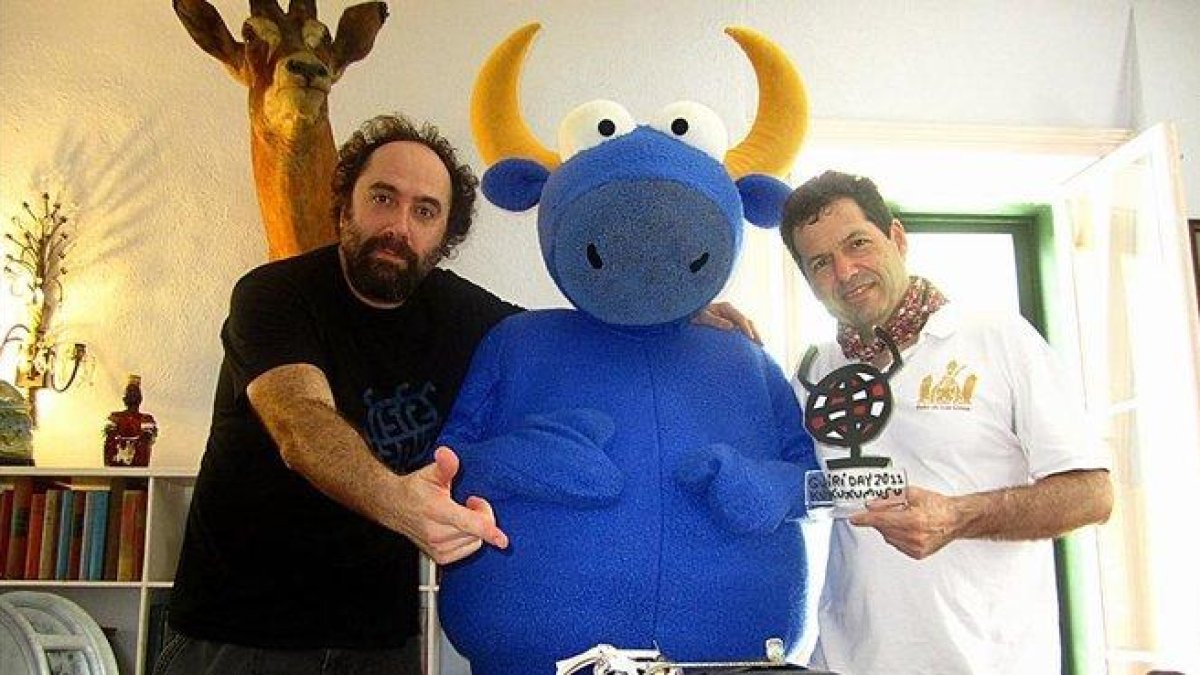 Mikel Urmeneta (a la izquierda), con una figura de su famoso toro, Mister Testis.-