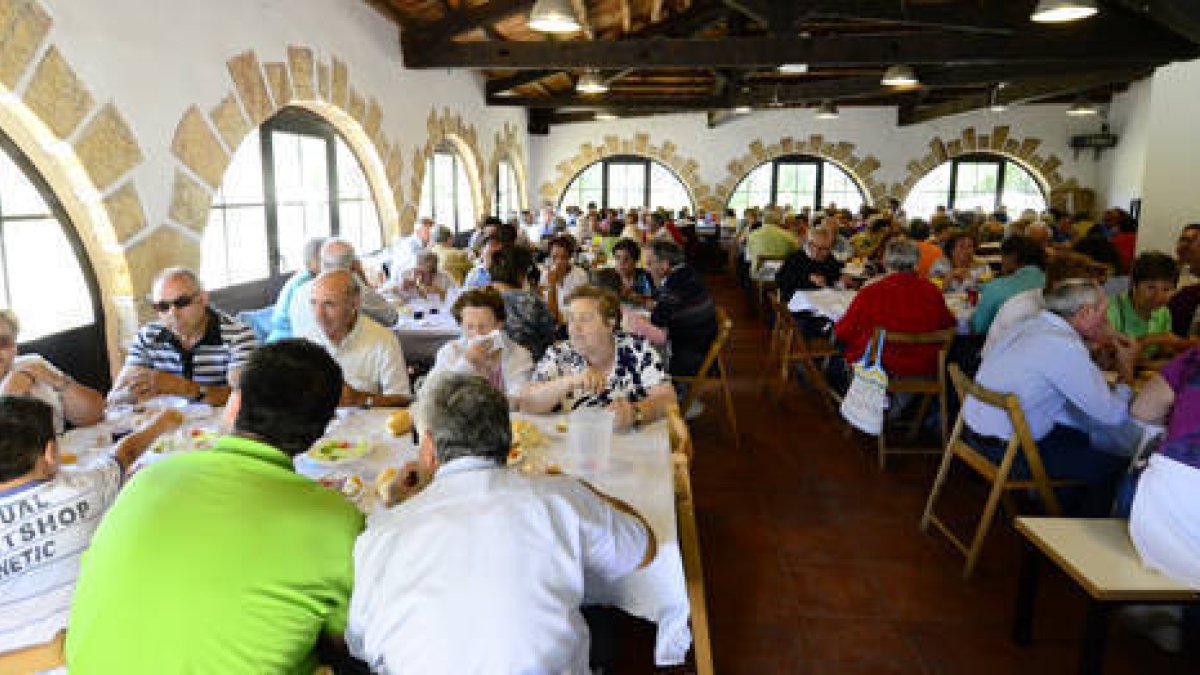 Los vecinos de La Barriada dieron buena cuenta de la comida de hermandad en la que participaron dos centenares de personas. / ÁLVARO MARTINEZ-