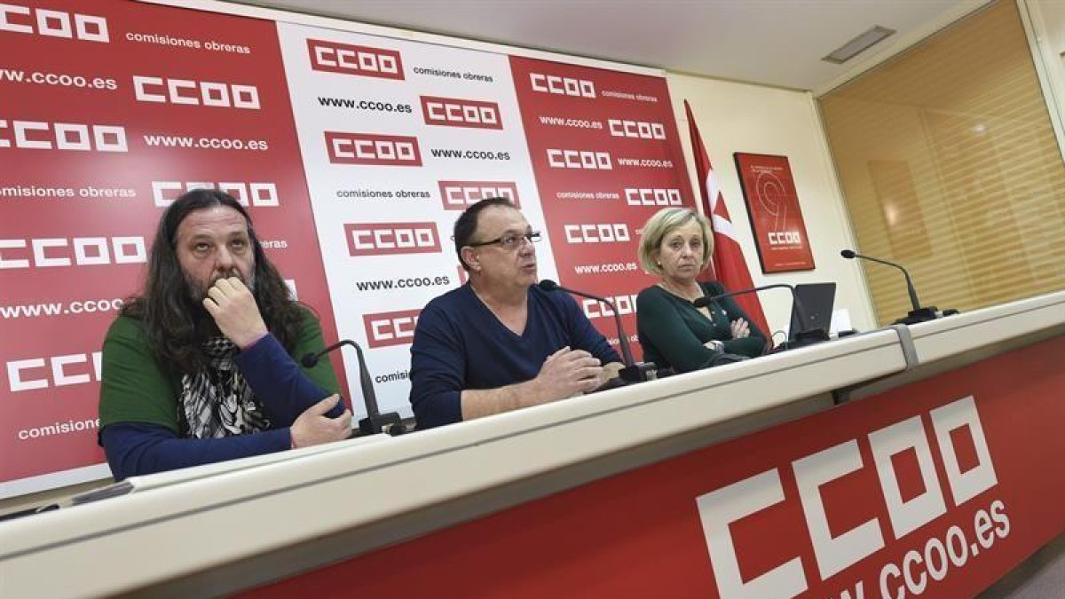 El secretario general de CCOO de Industria, Agustín Martín (c), junto al secretario de Automoción, Joaquín Ferreira (i) y la secretaria general del sindicato de Industria de Aragón, Ana Sánchez (d), durante la rueda de prensa ofrecida hoy en la sede de Co-FERNANDO VILLAR