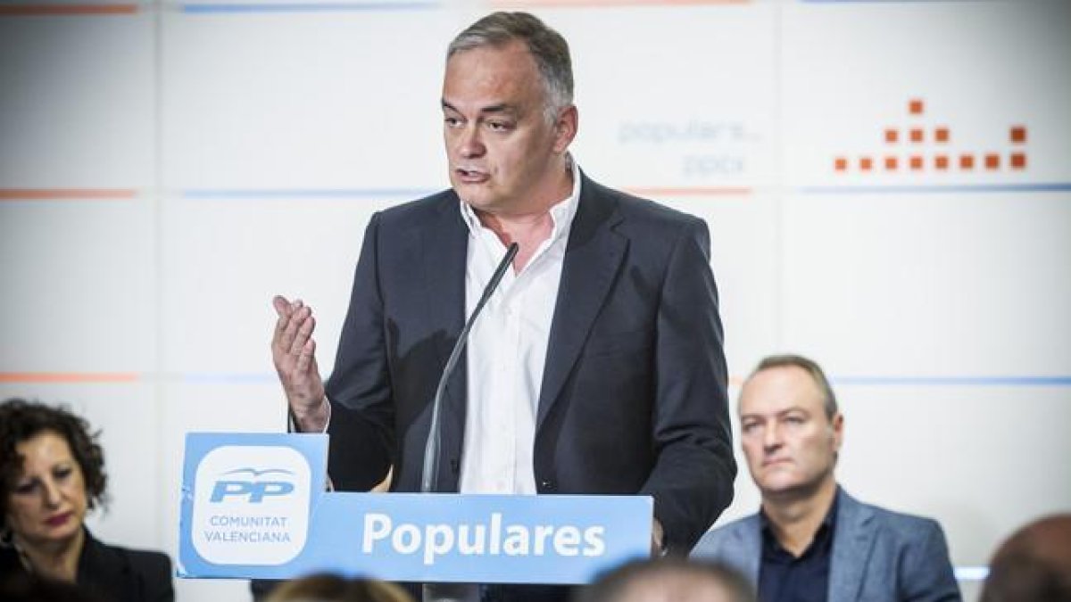 González Pons durante una reunión con miembros del partido de la Comunidad Valenciana para abordar las aportaciones al programa del PP para las elecciones europeas.-MIGUEL LORENZO