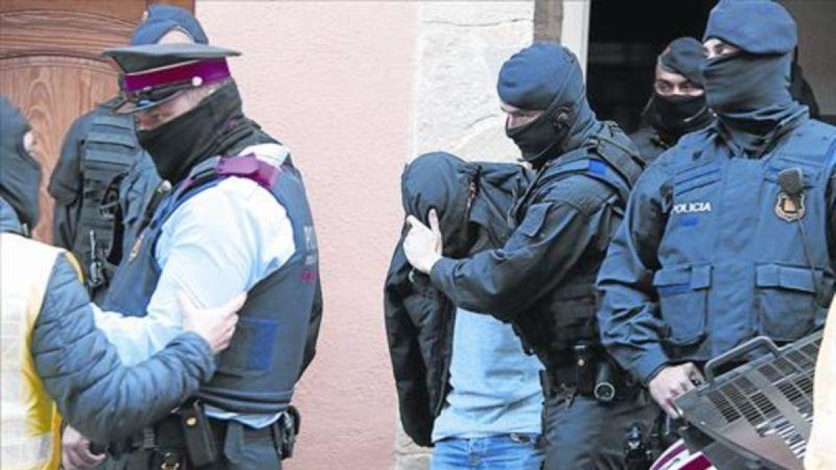 Uno de los detenidos en Roda de Ter es trasladado por los Mossos.-ACN / LAURA BUSQUETS