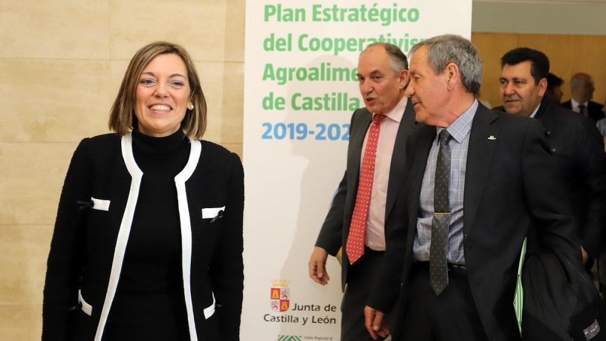 La consejera Milagros Marcos, ayer, junto a los responsables de Urcacyl Jerónimo Lozano y gabriel Alonso, antes de la presentación del Plan Estratégico.-- ICAL