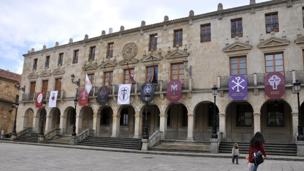 Pendones colgados en la fachada del Ayuntamiento.-VALENTÍN GUISANDE