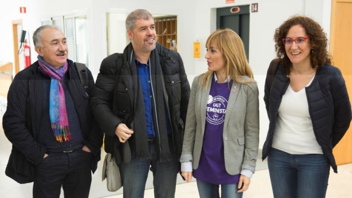 Los secretarios general de UGT, Pepe Álvarez (i), y de CCOO, Unai Sordo (2i), junto a las secretarias regionales, Carmen Castilla (2d) y Nuria López (d), a su llegada a la asamblea celebrada en Sevilla previa a la jornada de huelga del 8-M.-RAÚL CARO CADENAS (EFE)