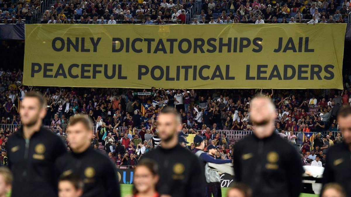 La pancarta que colgó el miércoles en la grada del Camp Nou, durante el Barça-Inter de Champions.-AFP