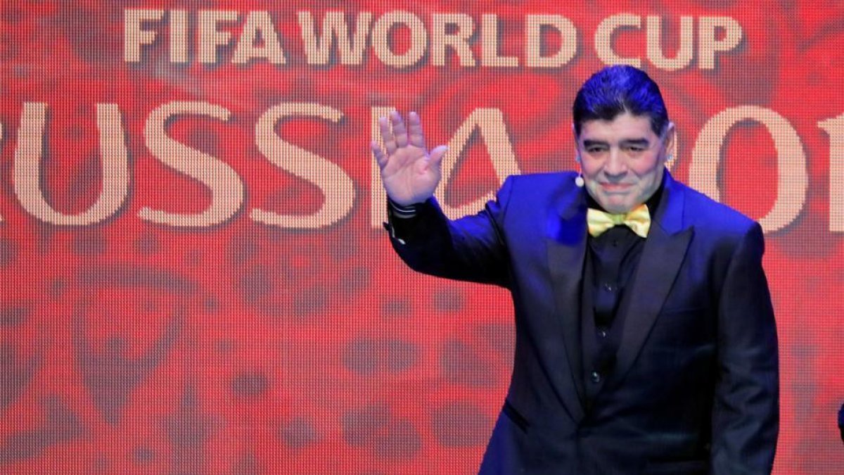 Maradona, durante el sorteo del Mundial de fútbol, en Moscú.-YURI KOCHETKOV (EFE)