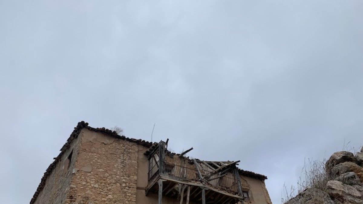 La Lista Roja de Hispania Nostra, que señala aquellos bienes en riesgo de ruina o desaparición, vuelve a crecer en la provincia de Soria. Esta vez entra la Casa Alta de los Carrillo Yáñez de Barnuevo en Deza. Estas son las imágenes del inmueble.