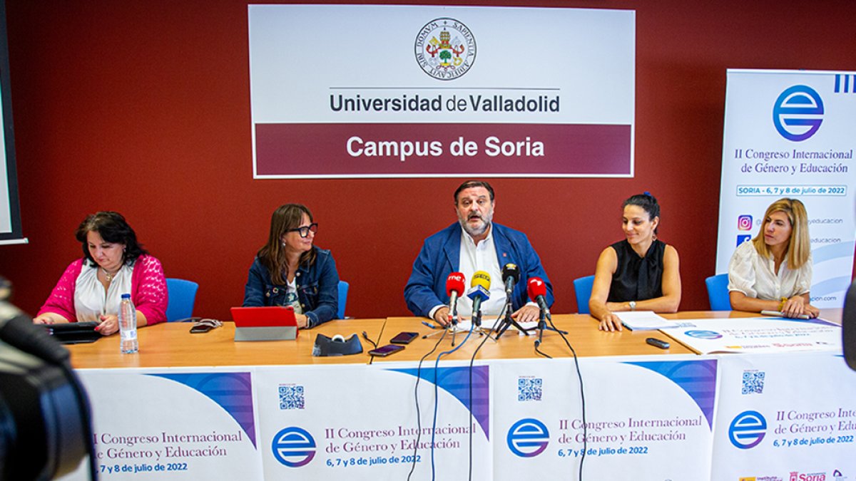 Eva Muñoz, Gloria Gonzalo, José Luis Ruiz, Carolina Hamodi y Laura Álvaro en la presentación del II Congreso internacional de Género y Educación - MARIO TEJEDOR
