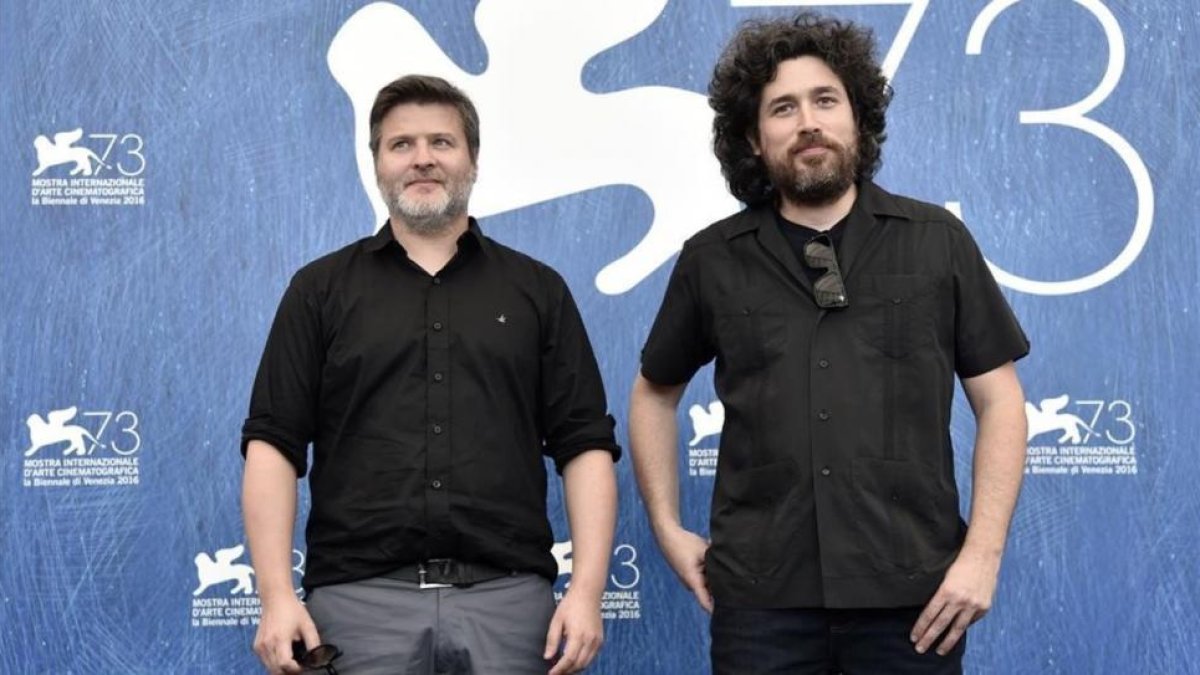 Los argentino Gastón Duprat (izquierda) y Mariano Cohn, en Venecia.-TIZIANA FABI