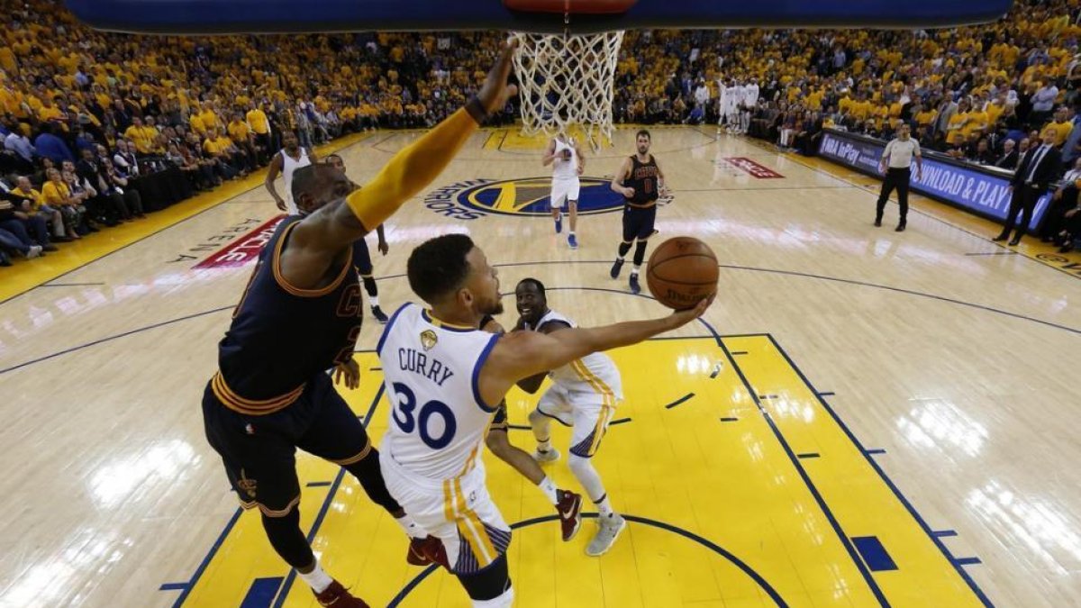 Curry y James pelean bajo el aro.-MARCIO JOSÉ SÁNCHEZ / EFE