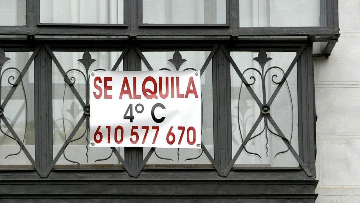 Anuncio de un piso en alquiler en la capital.-HDS