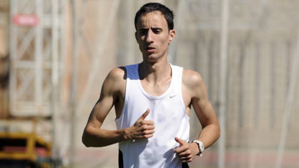 Manuel Olmedo durante un entrenamiento en Soria. / VALENTÍN GUISANDE-