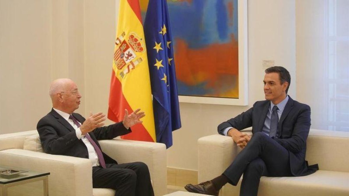 El presidente del Gobierno, Pedro Sanchez, junto al fundador del Foro Davos, Klaus Schwab, en La Moncloa en octubre pasado.-JOSÉ LUIS ROCA