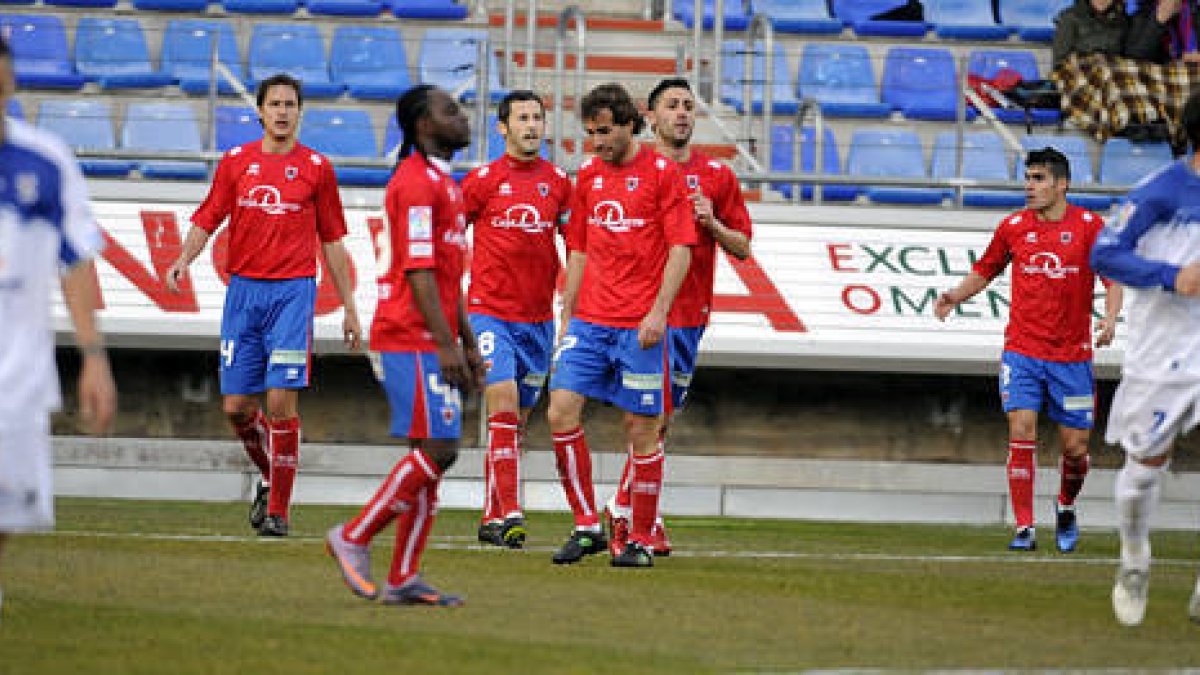 Varios jugadores del Numancia durante un encuentro en Los Pajaritos. / VALENTÍN GUISANDE-