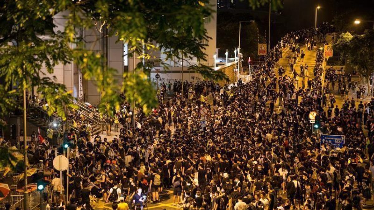Miles de manifestantes protestan frente a un cuartel de policía, este miércoles en Hong Kong (China).-JEROME FAVRE/ EFE