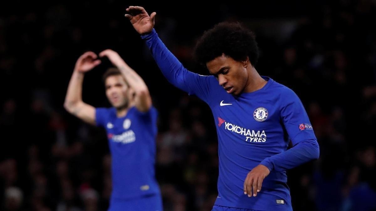Willian y Cesc (al fondo), en un partido ante el Atlético. / REUTERS / PAUL CHILDSWillian y Cesc (al fondo), en un partido ante el Atlético. /-REUTERS / PAUL CHILDS