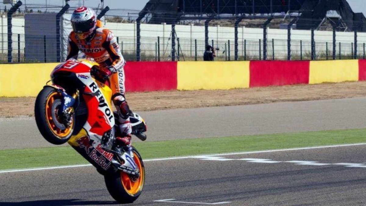 Marc Márquez cruza primero la meta del Gran Premio de Motorland Aragón.-EFE / JAVIER CEBOLLADA