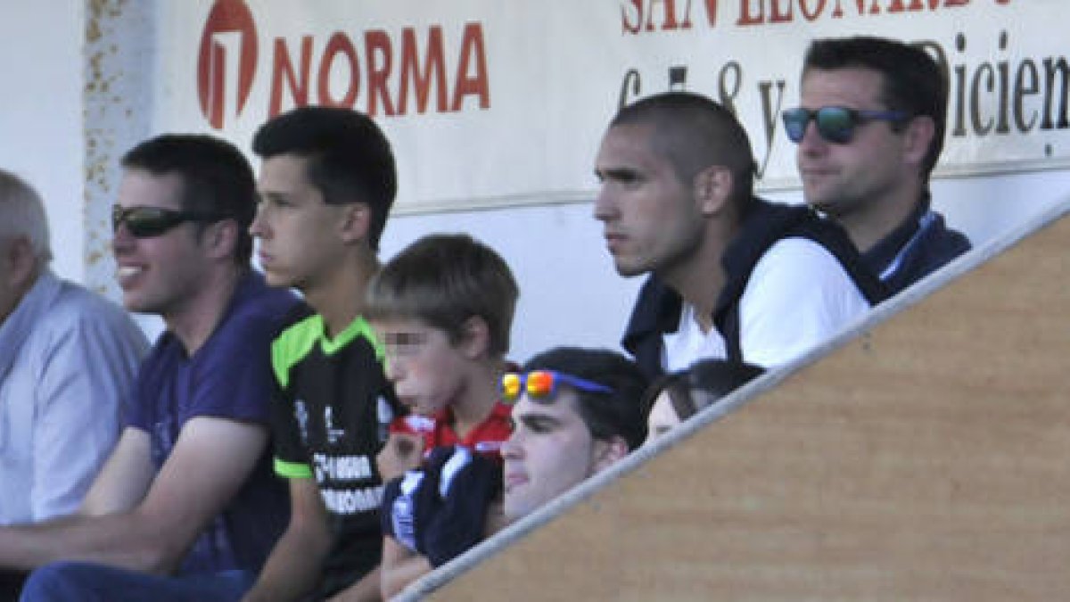 Braian Rodríguez junto a César Palacios ayer en El Pontón de San Leonardo. / Diego Mayor-