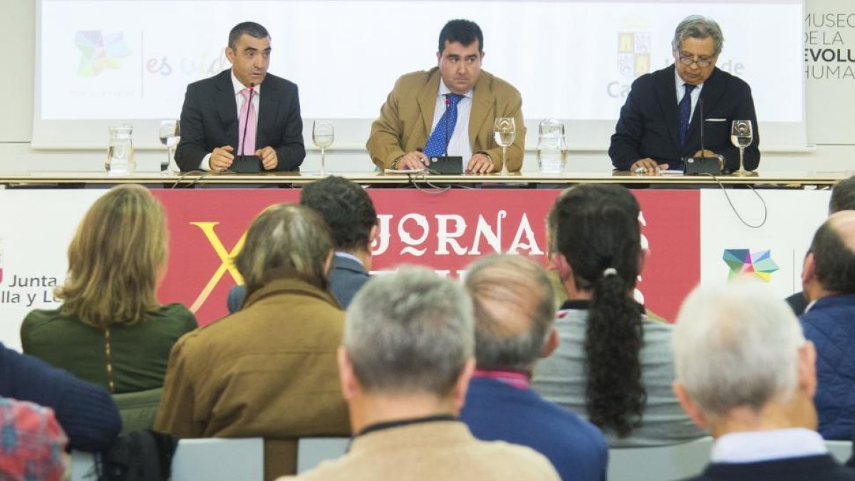 El crítico taurino Íñigo Crespo, el ganadero, veterinaro y apoderado, Victorino Martín (I), y el presidente de la Asociación Internacional de Tauromaquia, William Cárdenas (D), participan en las XX Jornadas Taurinas de Castilla y León-Ical
