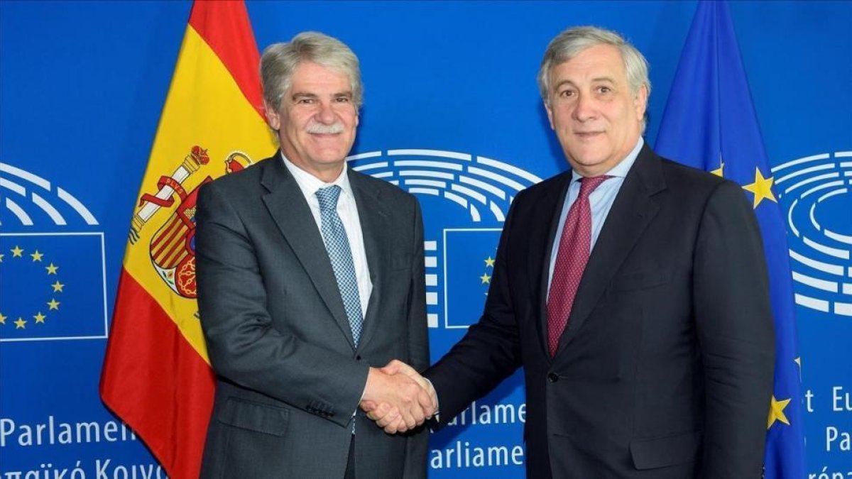 El ministro de Exteriores, Alfonso Dastis, y el presidente del Parlamento Europeo, Antonio Tajani, en Estrasburgo.-MARC DOSSMANN (EFE)
