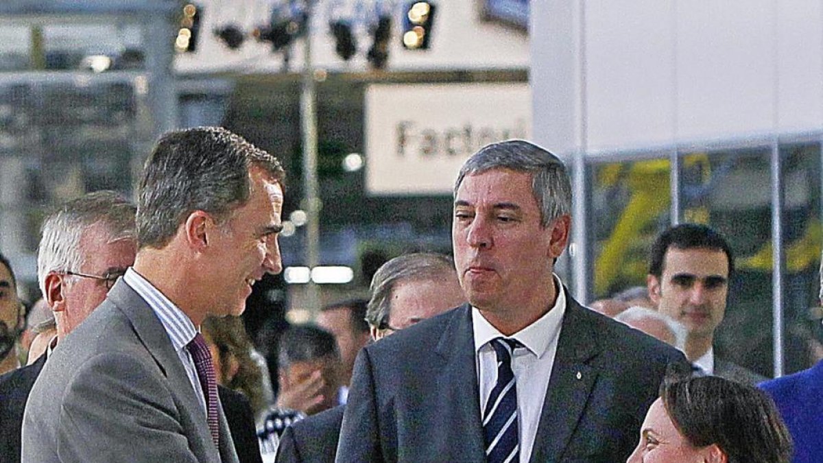 El monarca saluda a una trabajadora, en presencia de José Vicente de los Mozos durante su visita a la planta de Renault en Palencia.-J. M. LOSTAU