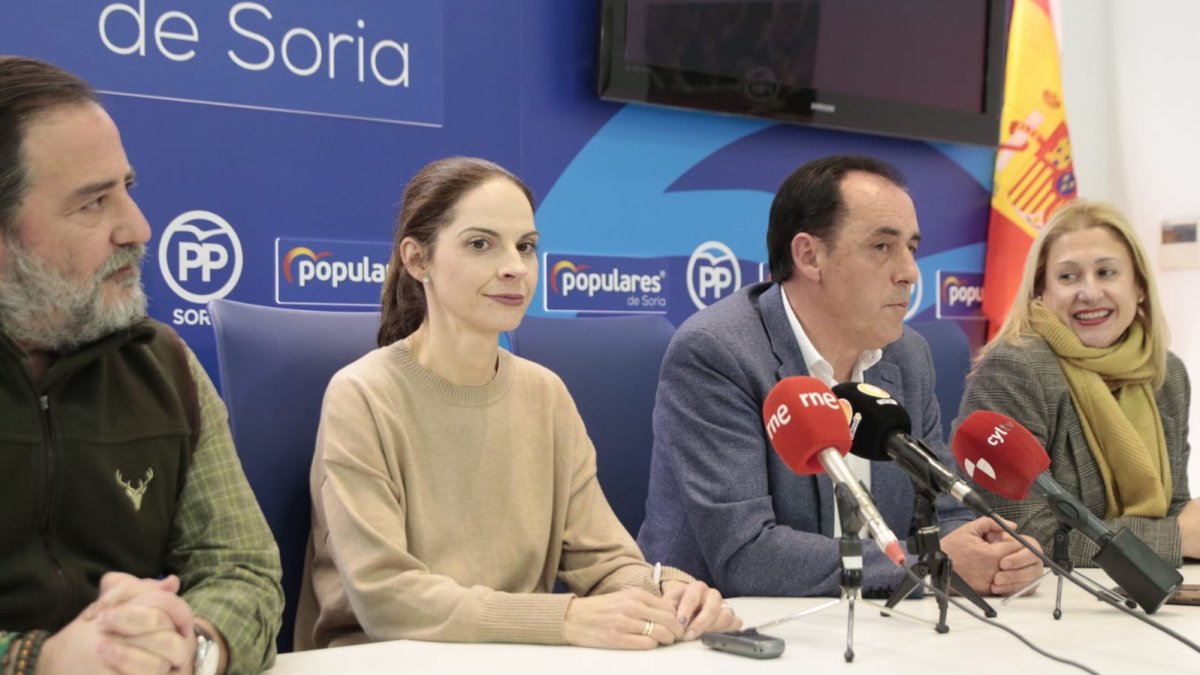 Hernando, Izquierdo, Serrano y De Gregorio en la presentación de la candidata. GONZALO MONTESEGURO