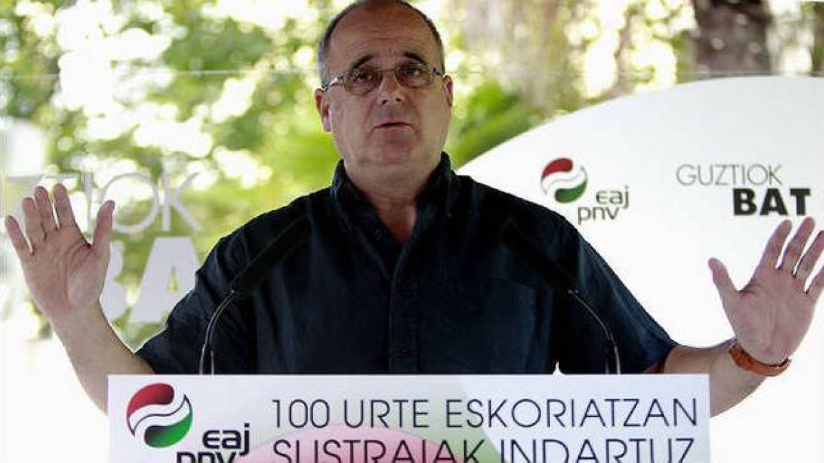 El presidente del PNV en Gipuzkoa, Joseba Egibar, en unas declaraciones a los medios de comunicación.-Foto: EFE / JAVIER ETXEZARRETA