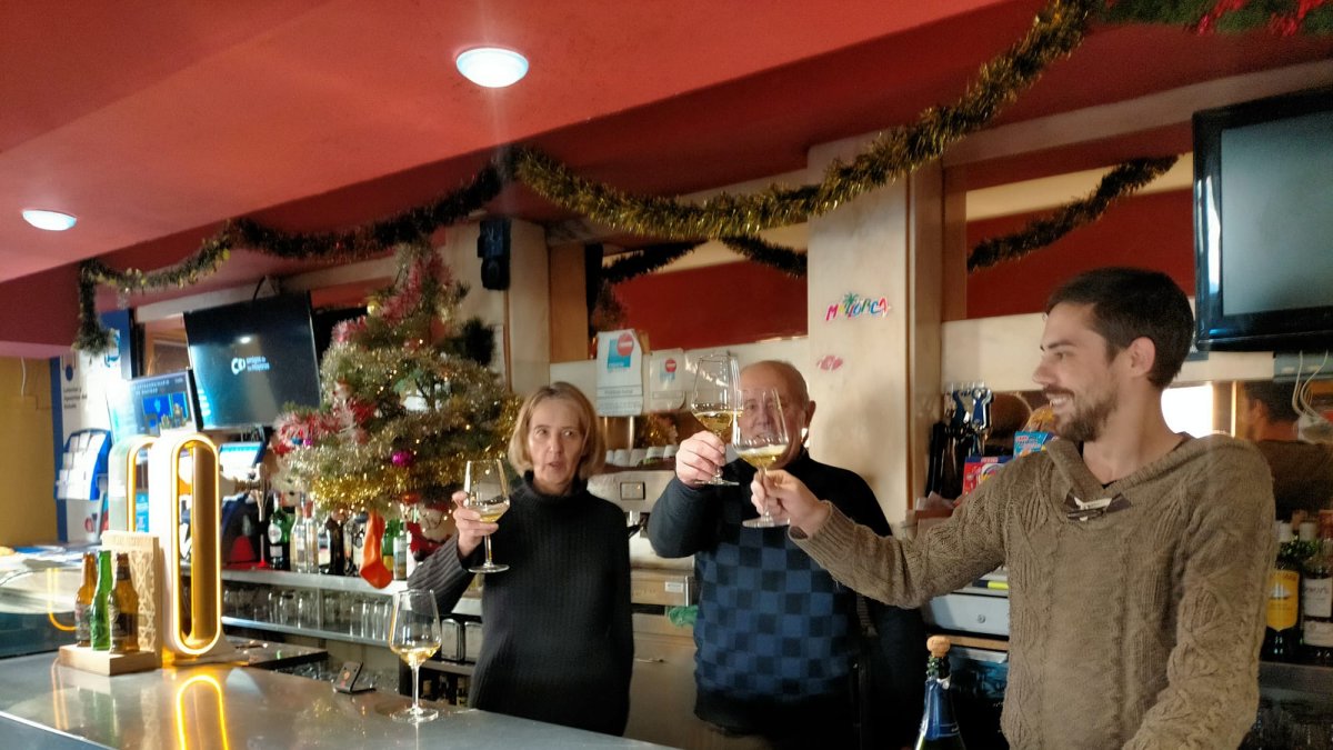 Lamberto Hernández brinda con la familia tras repartir 40.000 euros de la Lotería de Navidad en Duruelo de la Sierra, Soria. RAQUEL FERNÁNDEZ
