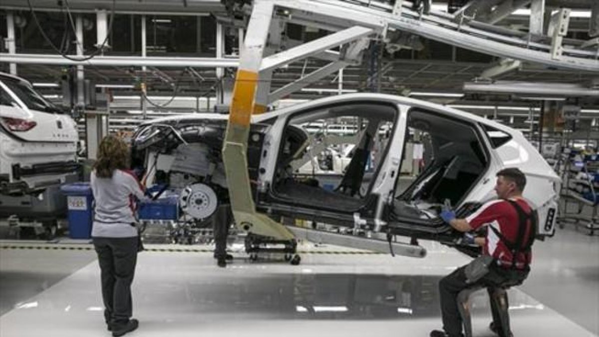 La producción industrial se recupera un 2,8% en julio.-JOAN CORTADELLAS