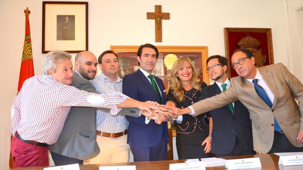 Los alcalde de los cuatro municipios firmantes junto al consejero de Fomento y Medio Ambiente de la Junta de Castilla y León.-R.F.