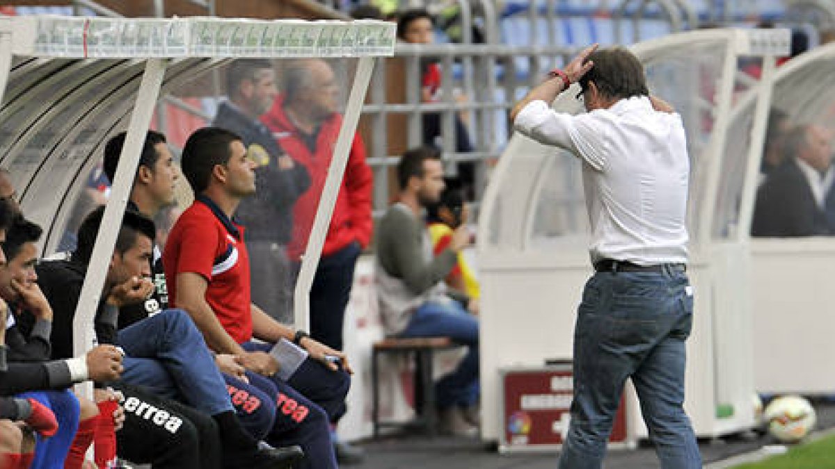 Anquela se desespera en el banquillo numantino. / Diego Mayor-